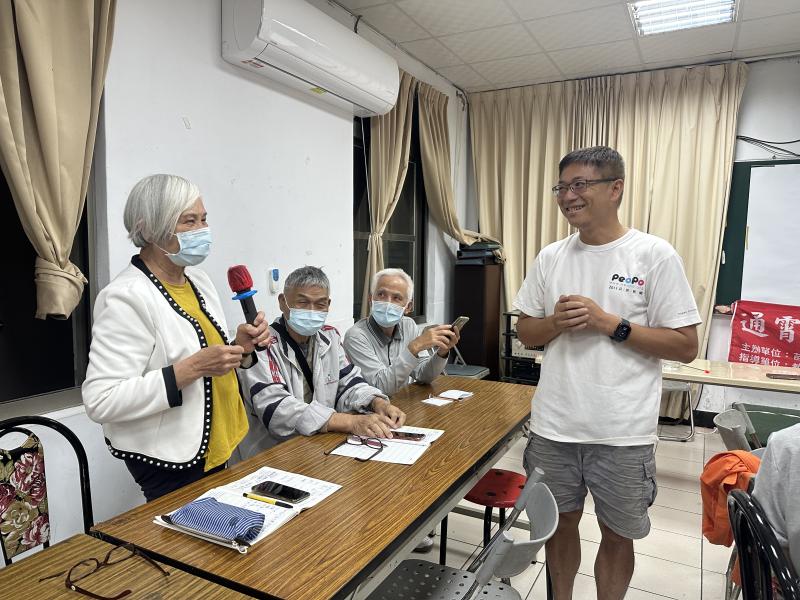 三位 38年次長輩同桌上課