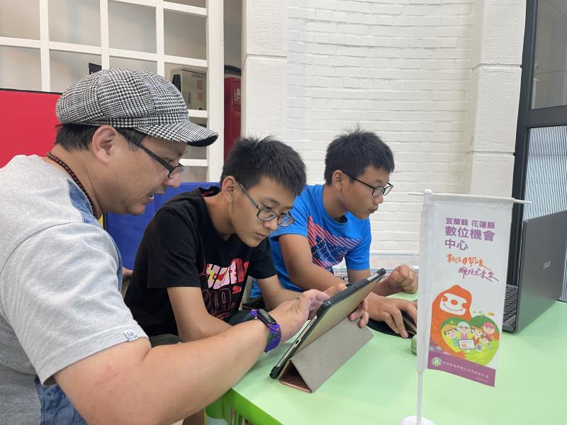 學員進行平板繪圖中