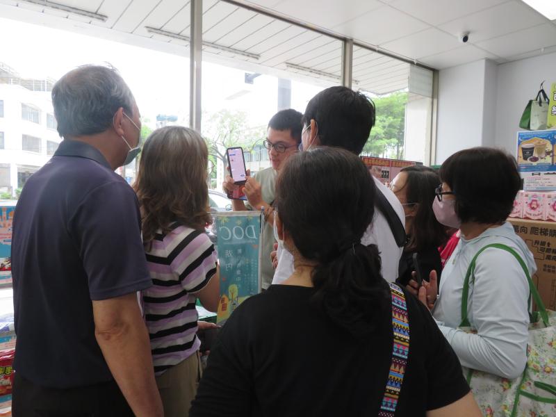 老師帶璇員到便利商店實際教學