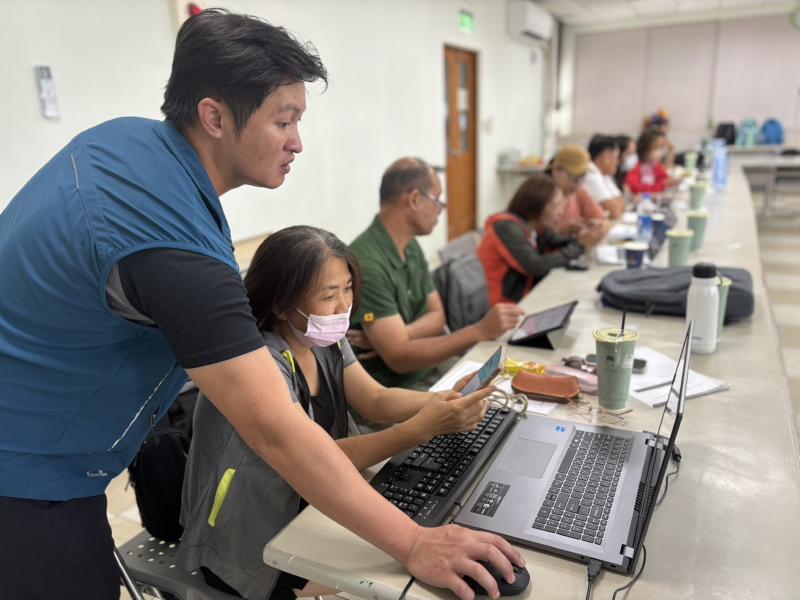 公所承辦協助學員下載ChatGPT