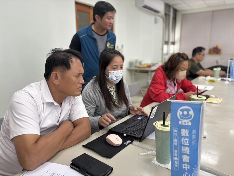 學員上課情形運用手機練習寫文案