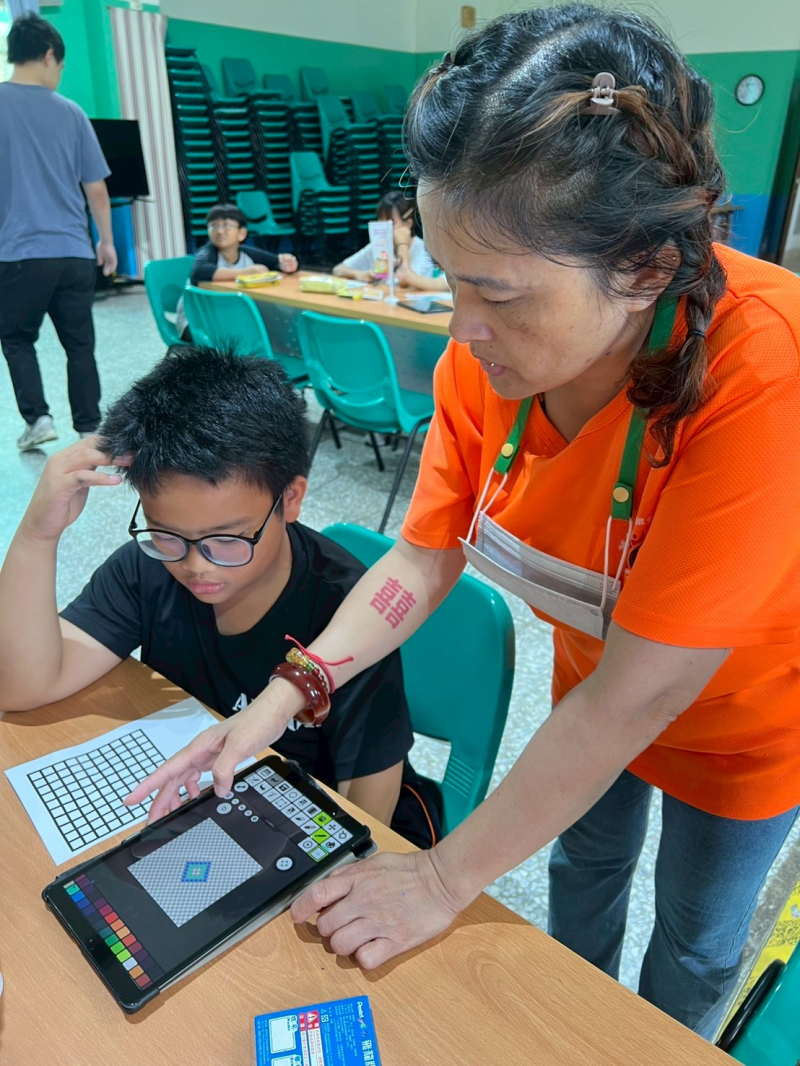 學員認真詢問老師問題