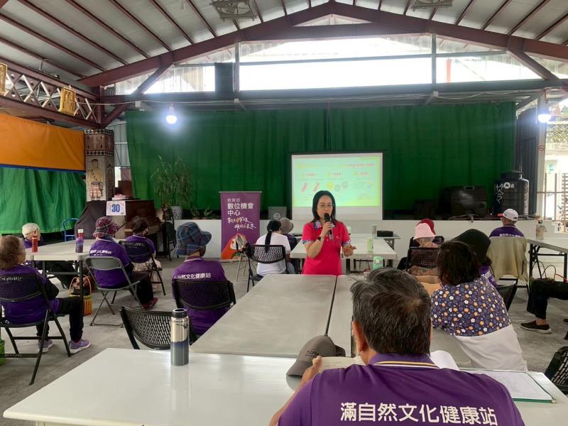 學員上課情形學員專心聽講師說如何自己照顧自己的健康