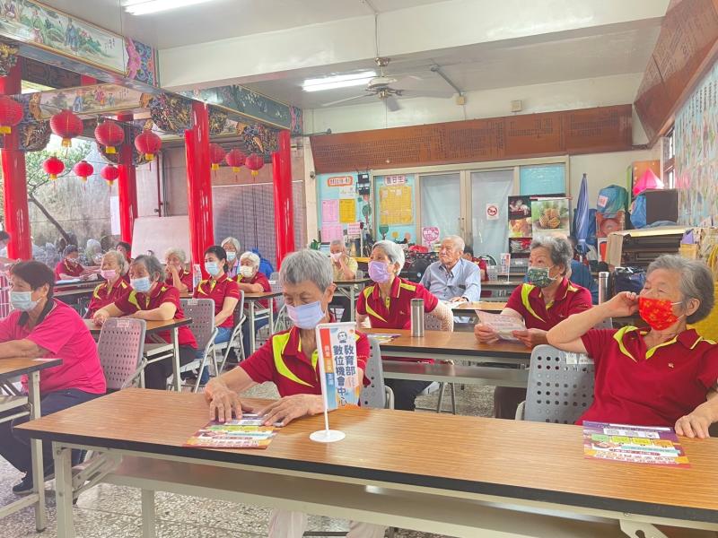 學員認真聽取老師敘說數位健康動E動方便及好處多多