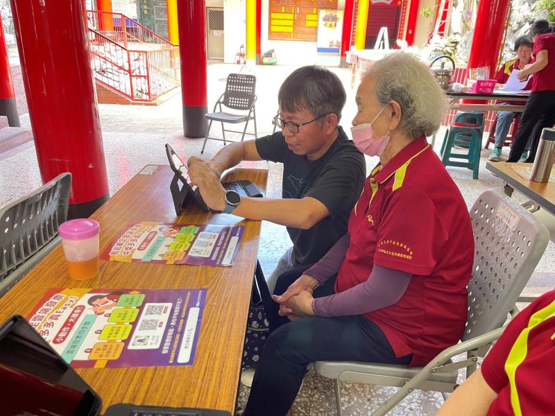 老師指導學員如何從youto觀看高齡者運動影片，提供學員更廣泛運動保健資訊。