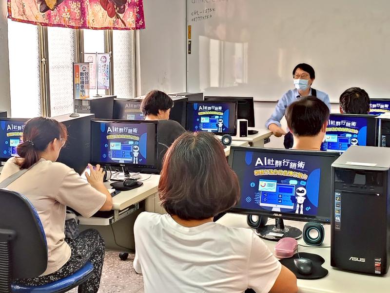 講師用心規劃並細心講解行銷課程內容，學員們全神貫注、專注聆聽，展現出高度的學習熱忱。