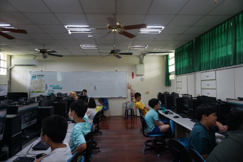 AI辨識教學中，回覆講師問題搶答中