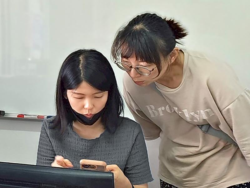 學員在社群操作遇到疑問，主動請教輔導人員並獲得清楚解答。