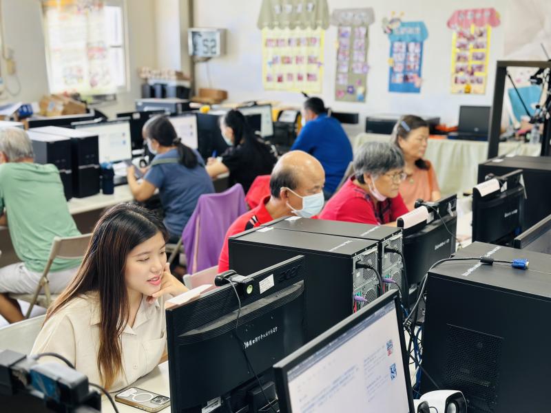 在現今的數位時代,製作影片已不再是一項耗時繁瑣的工作。透過AI工具的幫助,影片的創作變得快速且高效。課程一開始,老師首先以專業的方式介紹了線上影片製作工具,並分析這些工具如何大幅提升影片創作的效率。學員們恍然大悟,原來許多社群網路上見到的影