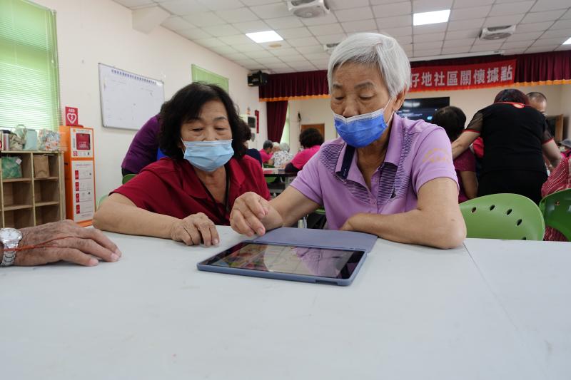 學習線上購物與旅遊訂房APP，提升學員數位生活技能，增加日常應用的信心與便利。