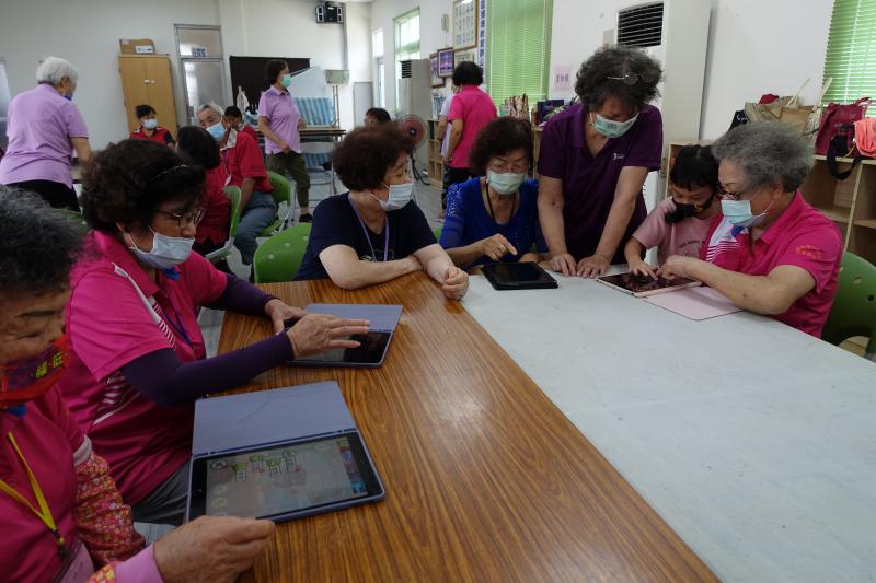 學員學習健康APP並體驗益智遊戲，提升健康管理與數位操作力，課程實用又有趣，學員收穫滿滿。
