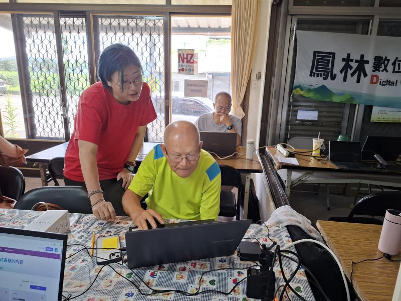 講師協助學員操作canva功能