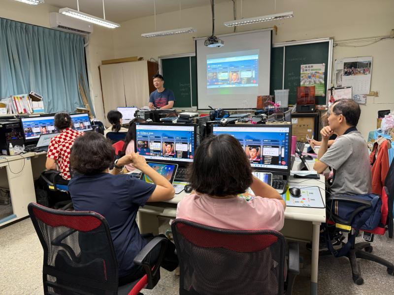 老師以廣播系統介紹課程操作步驟，方便學員近距離學習