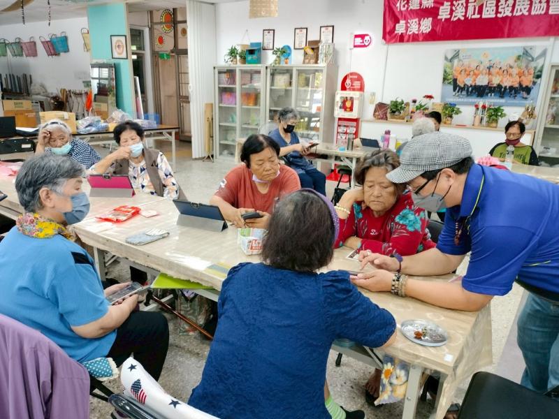 面對面的教學方式增強學員的理解力和參與感。