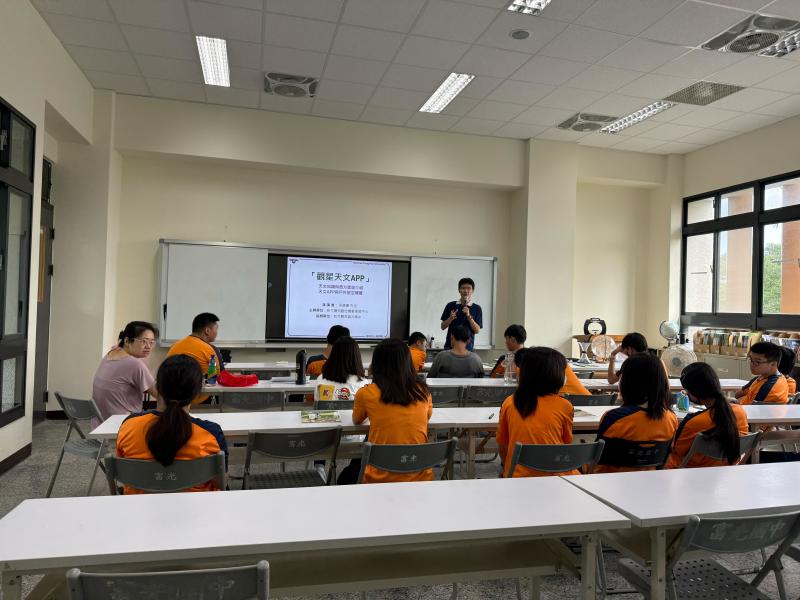 老師利用大屏投射介紹天文相關知識