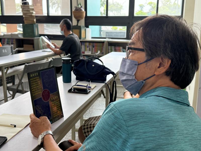 學員利用星座圖卡認識四季星座