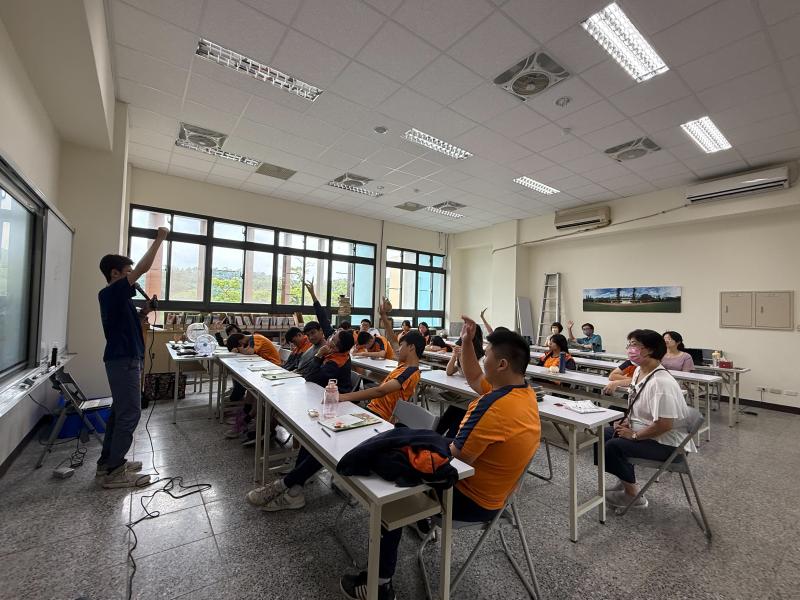 老師邀請學員演示地球自轉與公轉，學員們踴躍舉手