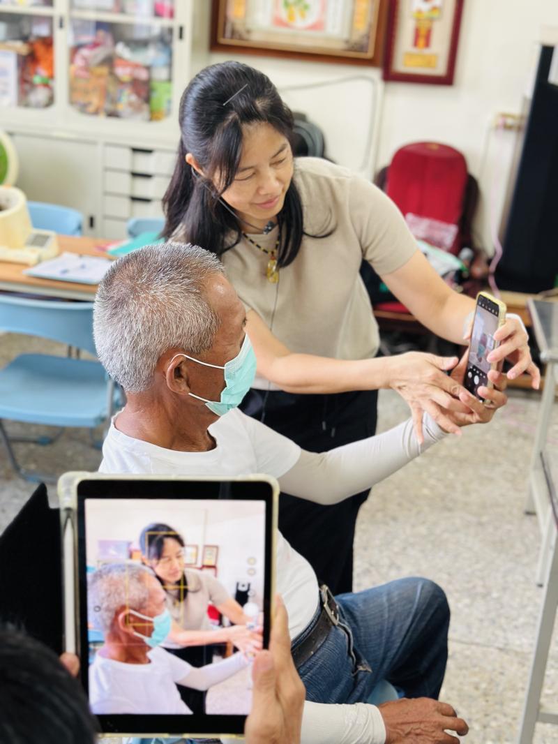 每個人紛紛拿起手機或平板來互相拍攝，有的人覺得平時拍的照片都不是很滿意，來學習這些拍照技巧對以後拍攝更有把握了。透過課程大家都可以實際體驗拍攝人物或被拍攝的趣味，許多學員聽後開心地笑稱，照片拍好後，甚至可以拿去當相親照片，這不禁讓現場充滿了