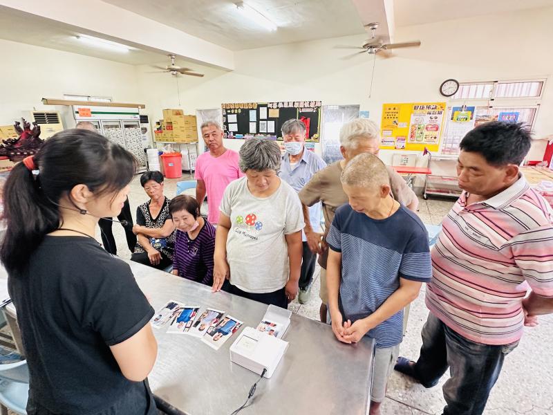 在課程的實作環節中，大家還親自使用了照片複合機，體驗了照片即時洗印的過程。看到照片在短短幾分鐘內就能完成洗印，感到非常驚訝，紛紛向老師詢問其工作原理。老師耐心地解釋，對新的數位沖洗技術都很新奇，讓學員們不僅學到了攝影技巧，還增加了對影像製作