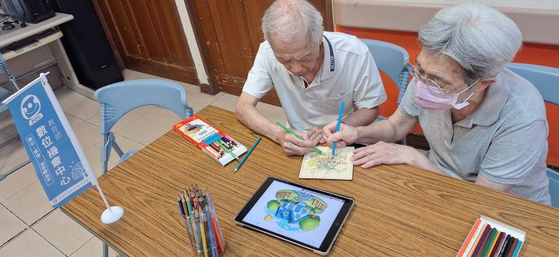 學員為作品上色