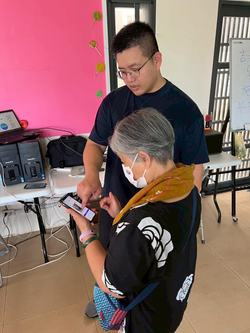 老師的細心指導、長輩學員很認真的學習中。