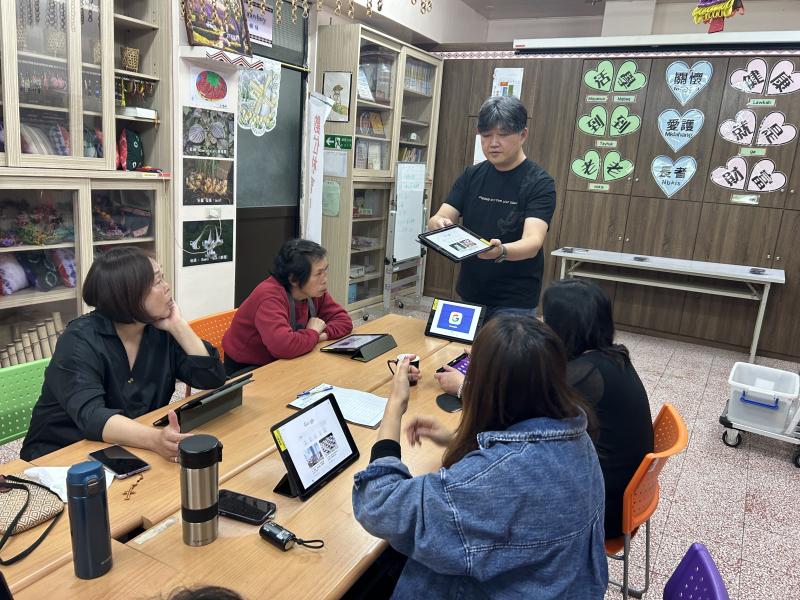 課程中部落媽媽媽們展現了高度的學習熱情,現場氛圍溫馨且輕鬆