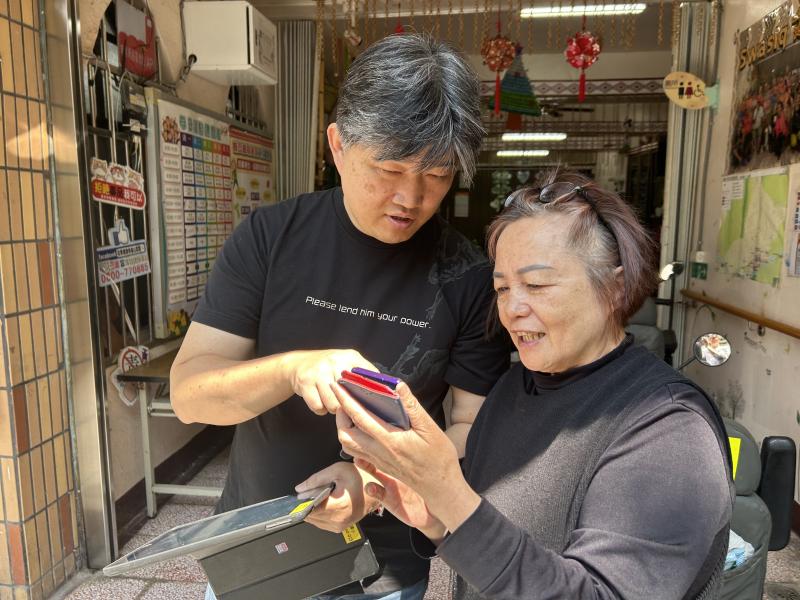 學員們紛紛表示,原來手機也能成為「健康小老師」,不只是用來聊天的工具。