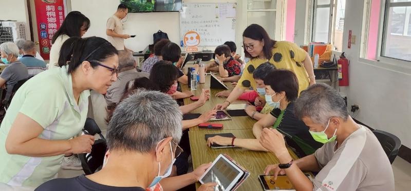課程中也帶入簡易平板操作，學員在課堂中實際操作數位工具帶來的便利