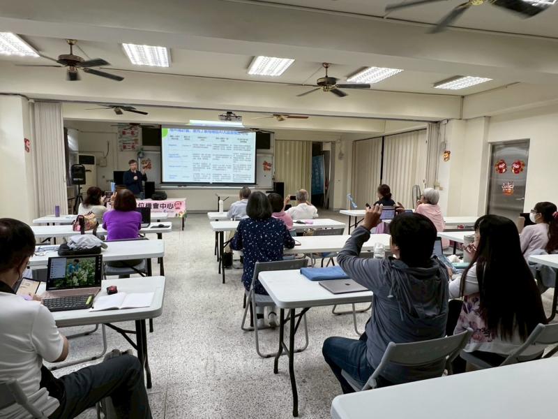 學員們拍著老師上課分享的AI語言