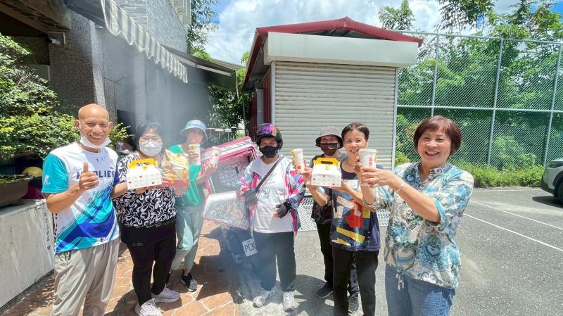 長輩學員第一次和熊貓外送員見面