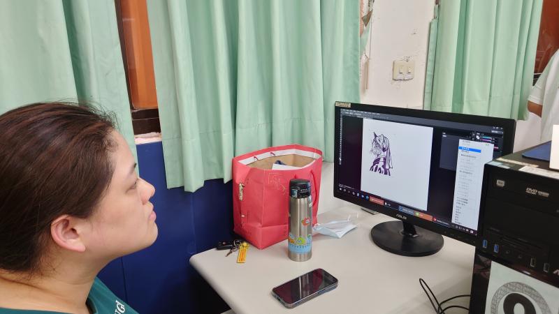 學員將拓印完的作品掃瞄後,再次運用電腦軟體進行修圖的動作