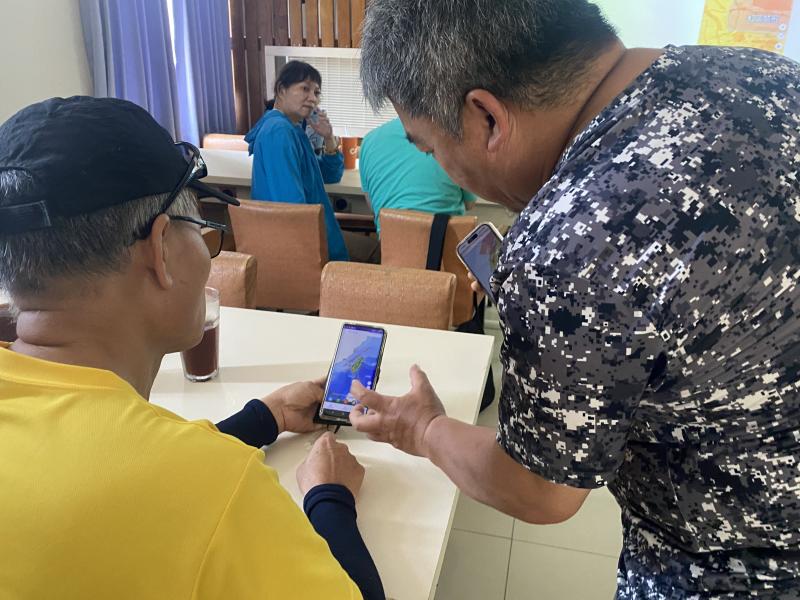 導演帶大家用APP查看可飛行區域。