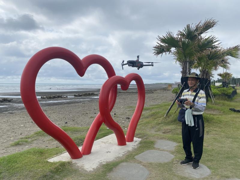 除了起飛，學員們也練習返航操作，讓空拍機平安降落回原點。