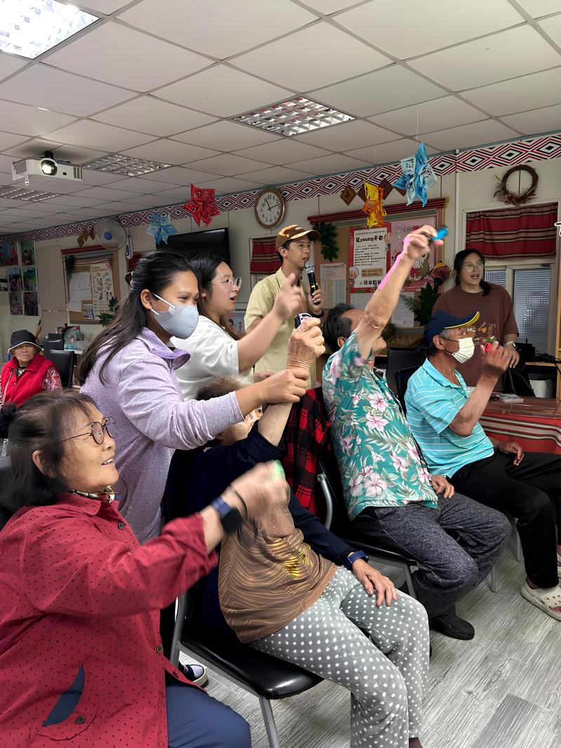 長們們體驗智慧手環