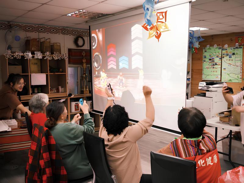 長者們利用智慧手環來體驗數位遊戲