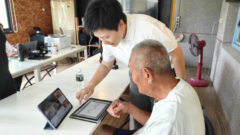 手指在日積月累的工作下都長繭了，平板不好感應但最後還是有成功