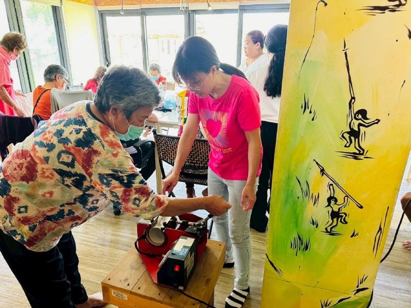 學員親自體驗杯子的熱轉印過程及原理