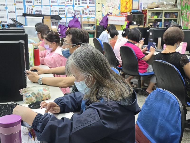 學員努力完成自己作品。