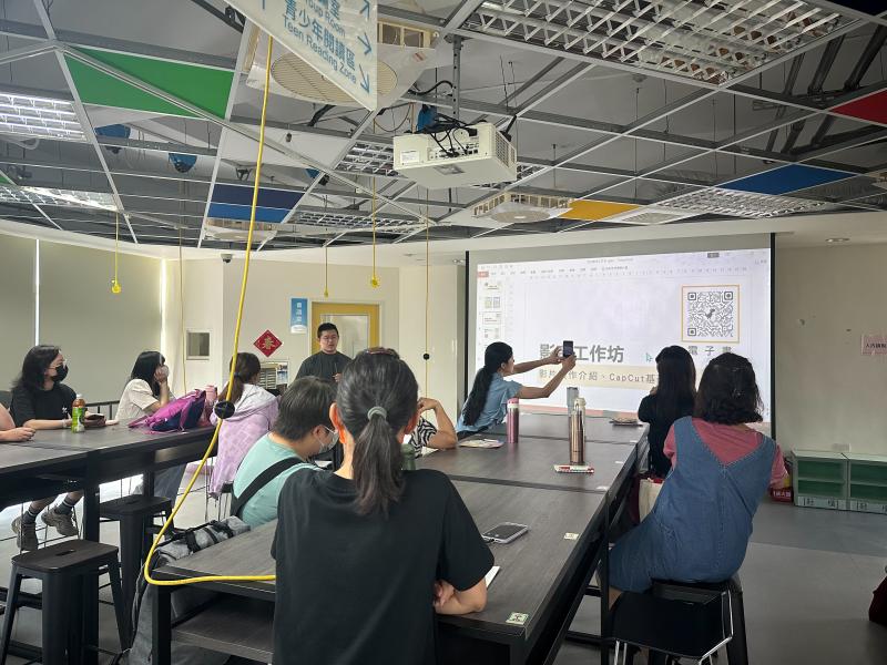 6/8、9在花蓮市立圖書館本館，張恩睿老師帶著20位學員展開《數位拍片達人之路》課程