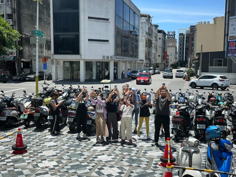 這次特別以「花蓮市立圖書館」為主題進行實拍，學員們分組策劃、實地取景，捕捉閱讀氛圍、建築特色與人文風景，拍出屬於花蓮在地的故事畫面