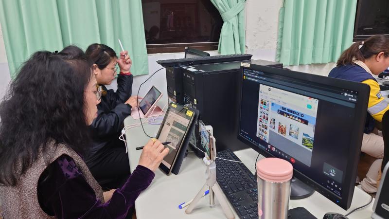 嗯!逛進VR博物館內，開始看畫了