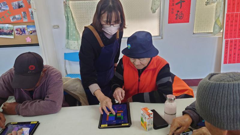 樟樹社區的志工，幫忙教阿公玩俄羅斯方塊
