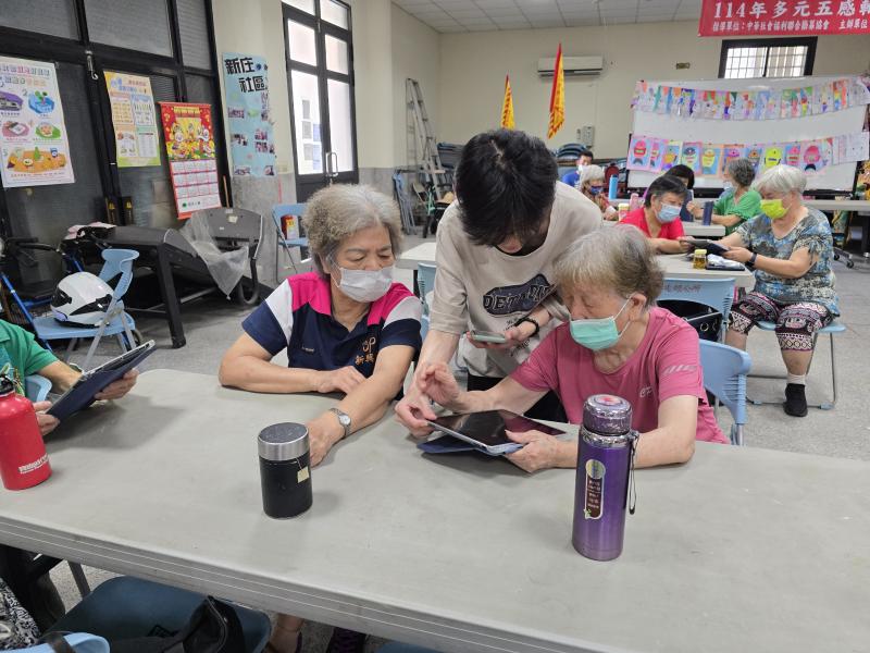 長輩們對平板是陌生的，也充滿好奇心