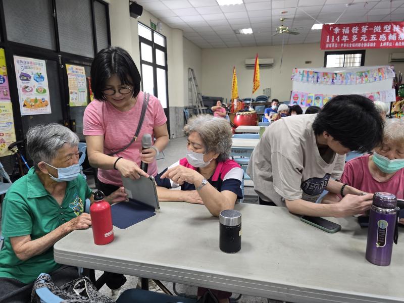 學習拍照讓長輩很開心