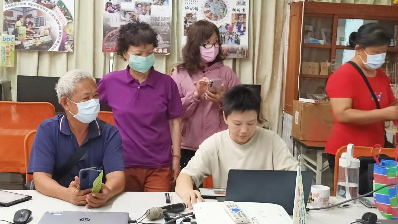 老師教學員使用手機學習數位圖像的創意應用與整合