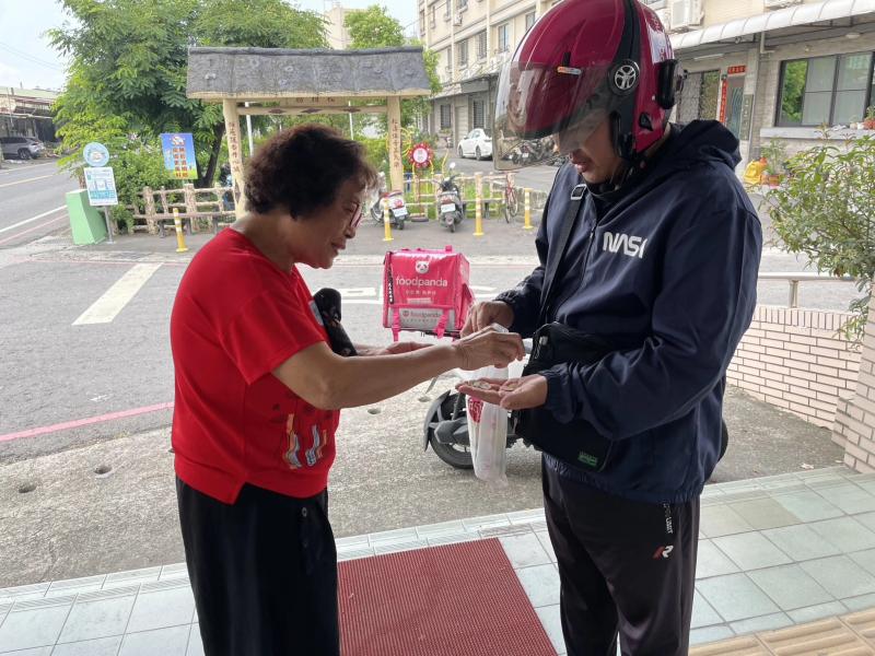 學員親自取餐與付款