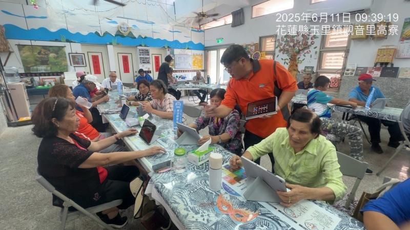 學員使用平板搜尋野菜的種類