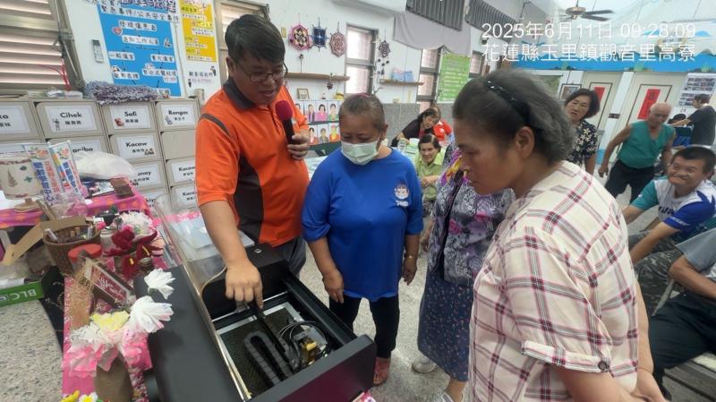 講師向學員介紹雷雕機的運用