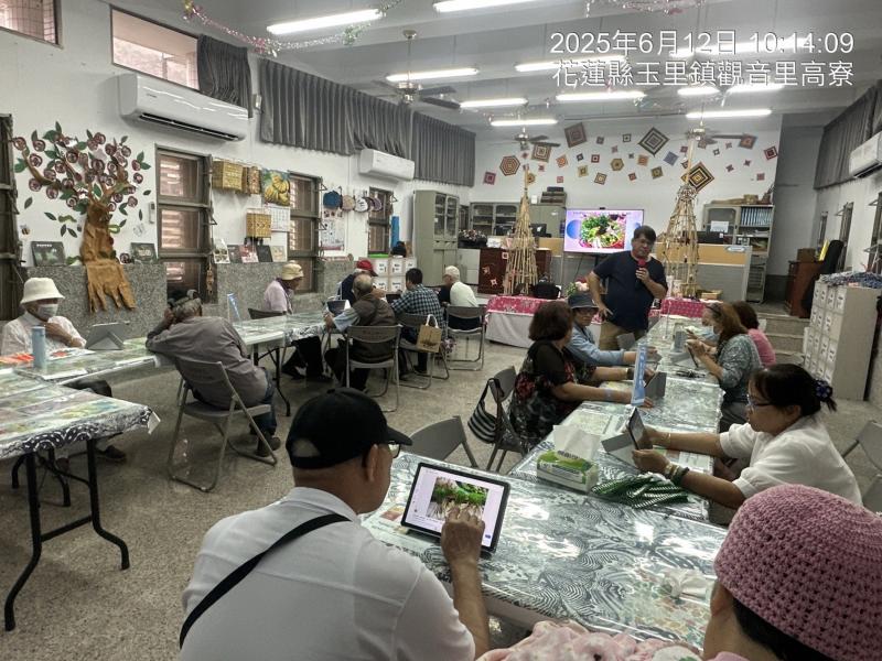 學員運用平板搜尋野菜並和講師分享