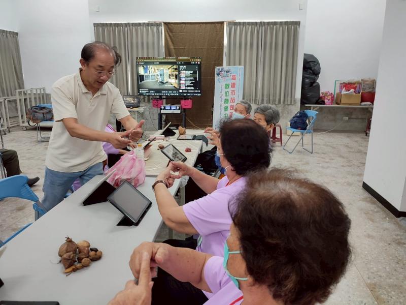 講師開場帶長輩動動手指促進手腦協調能力